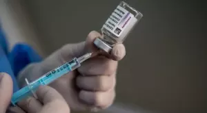 ЕМА отново обсъжда безопасна ли е ваксината на AstraZeneca