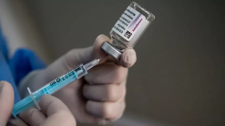 ЕМА отново обсъжда безопасна ли е ваксината на AstraZeneca