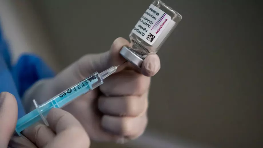 Великобритания обмисля спиране на AstraZeneca при по-младите 