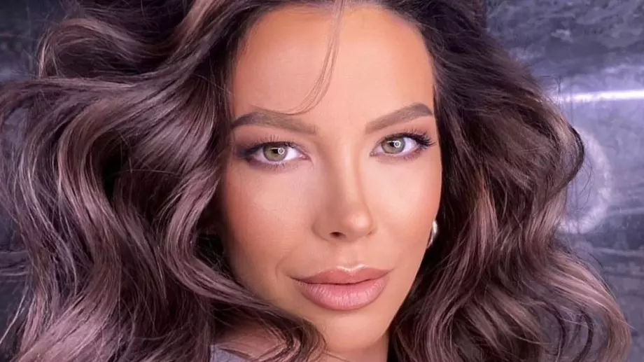 Бременната Емилия се съблече (СНИМКА)