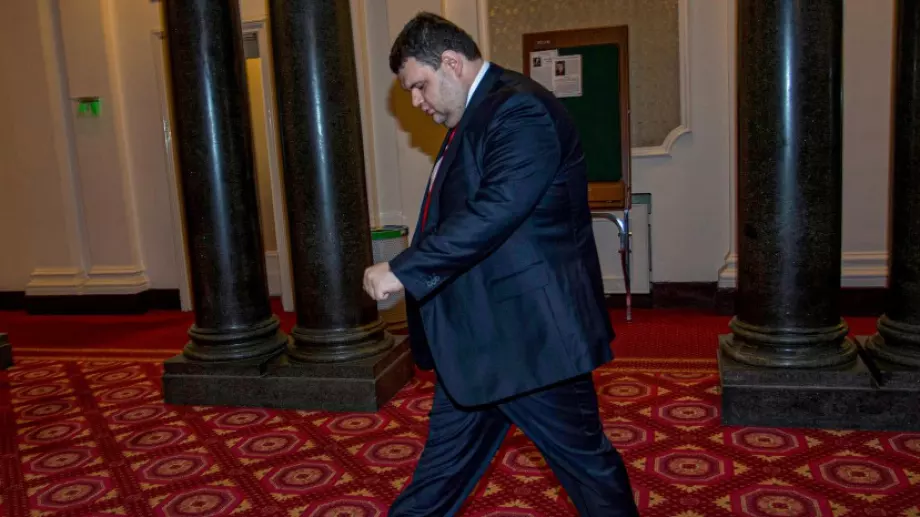 Колко пари държи Пеевски в банките?