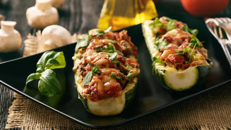 Уникално вкусни пълнени тиквички на фурна