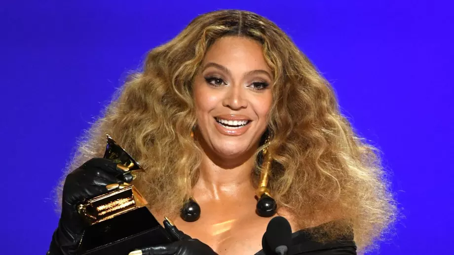 Бионсе триумфира на наградите "Грами", поставяйки рекорд (ВИДЕО)