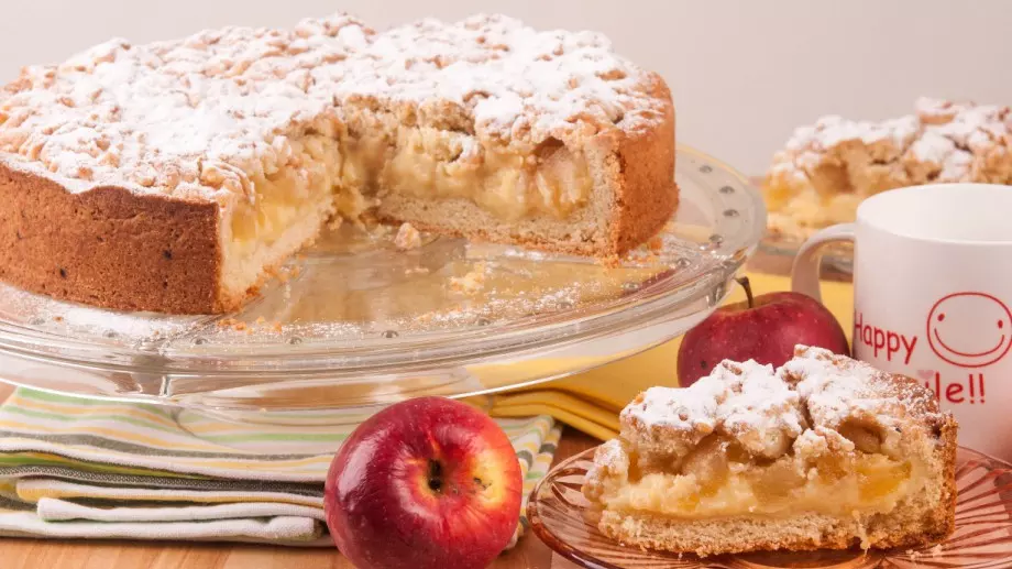 Маслен сладкиш с ябълки и крем