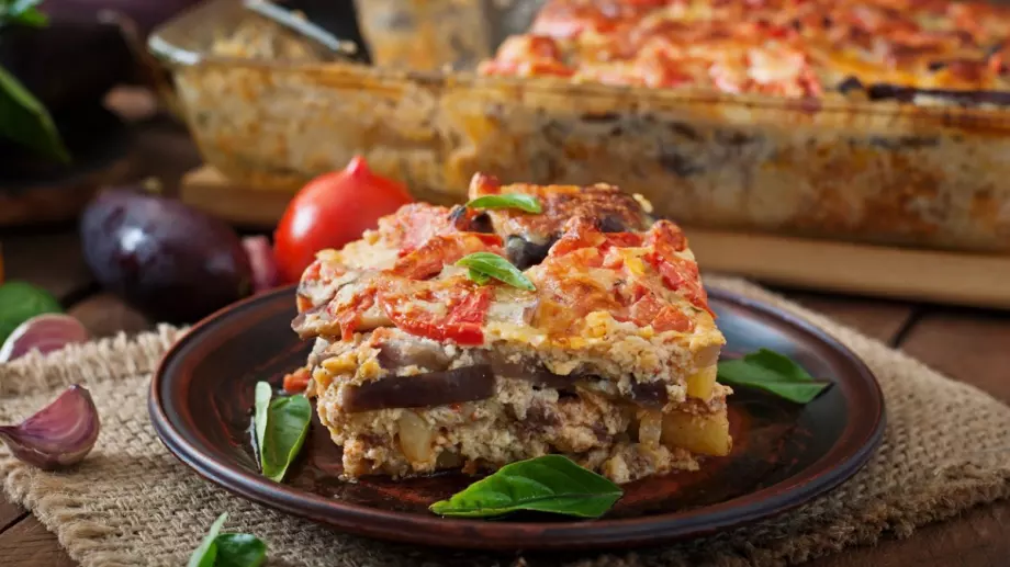 Бързо и вкусно ястие, подобно на мусака, с кайма, яйца и чушки