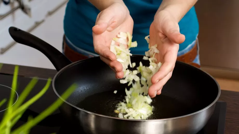 Трикове, с които да премахнете горчивината на лука