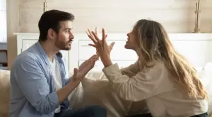 Виц на деня: Мъж се прибрал пиян и се развикал на жена си