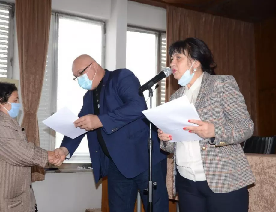 Кметът на Видин връчи трудовите договори на 62-ма лични асистенти