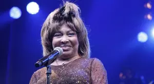 Домът на Тина Търнър осъмна с цветя и свещи