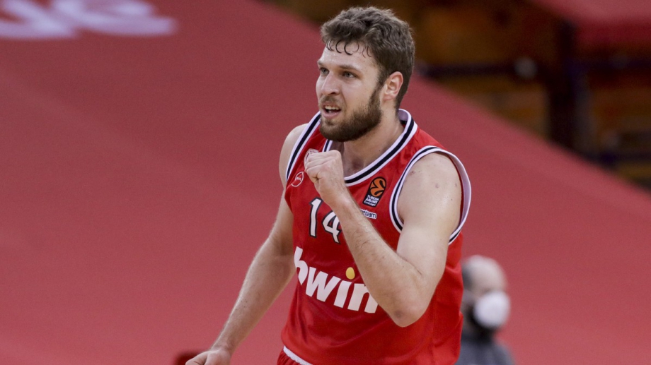 Бъгарският баскетболист Александър Везенков изигра повече от впечатляващ двубой в