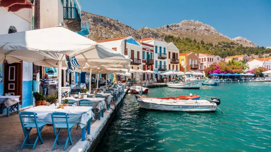 Гърция маха карантината и отваря границите