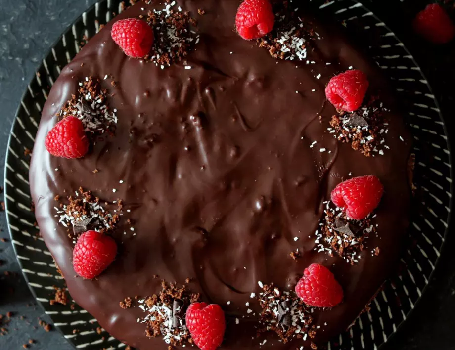 Шоколадовата торта без печене, която се приготвя за минути