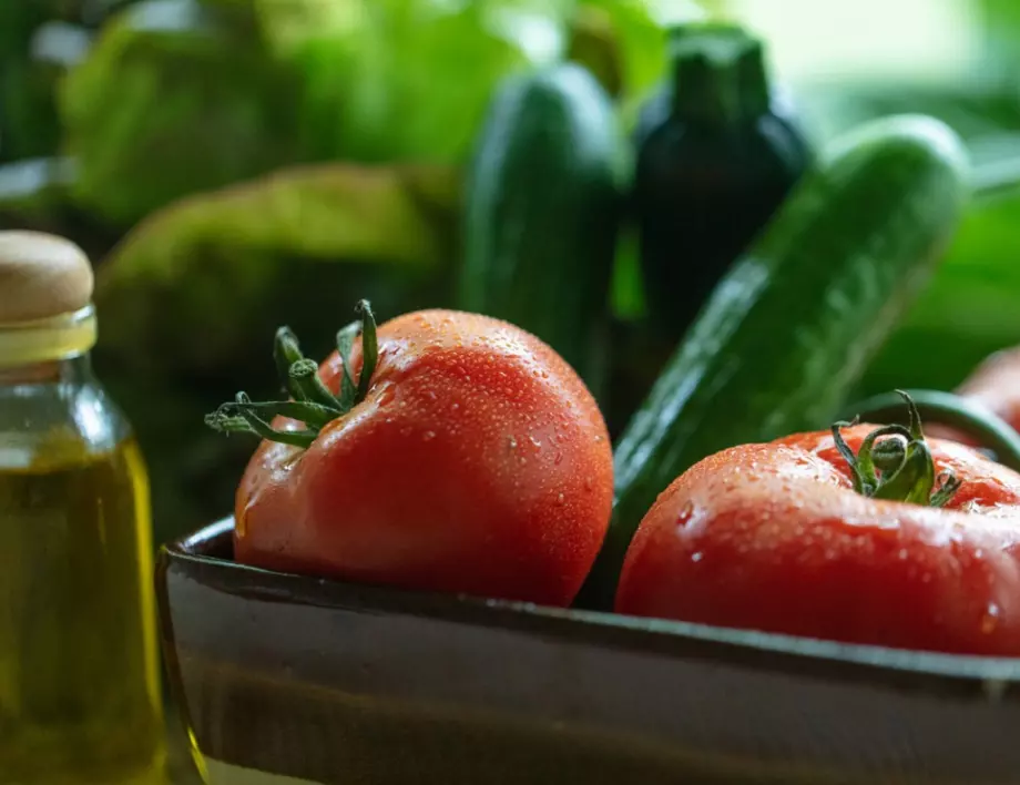 Цената на олиото и плодовете и доматите е скочила със 7% през април 