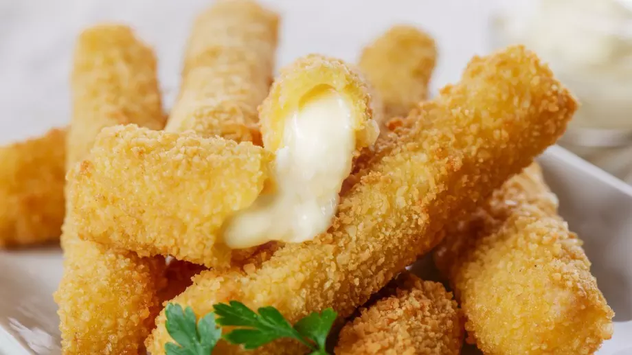 Хрупкави и сочни панирани кашкавалени пръчици