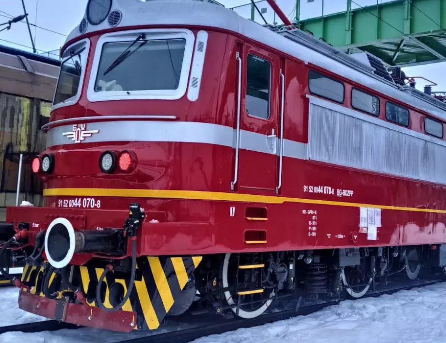 Влак се блъсна в паднала скала край Розино 2