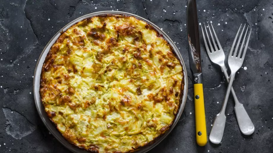 Ароматна запеканка с картофи, тиквички и моцарела