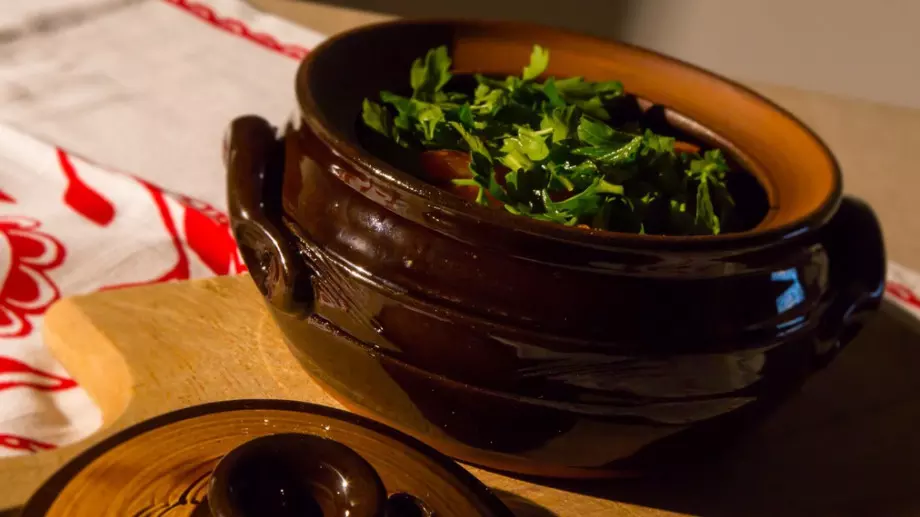 Гювечета с кайма и праз