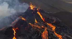 Изригване на вулкан в Тонга счупи рекордите за експлозивност (СНИМКА)