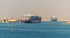 Суецкият канал повишава таксите за петролни танкери