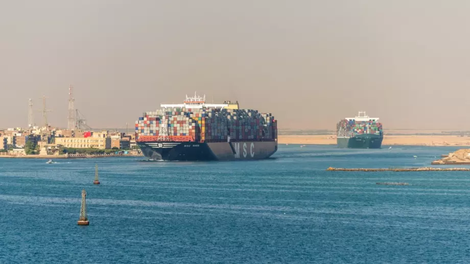 Суецкият канал повишава таксите за петролни танкери