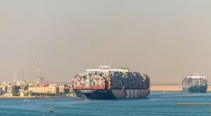 Голяма компания продължава да насочва кораби през Червено море