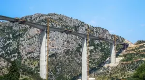  {{ otherArticle[0].article.title }} 