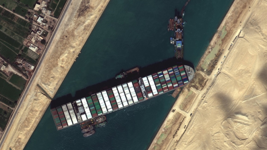 Гигантският контейнеровоз, заседнал в Суецкия канал, е поне частично преместен,
