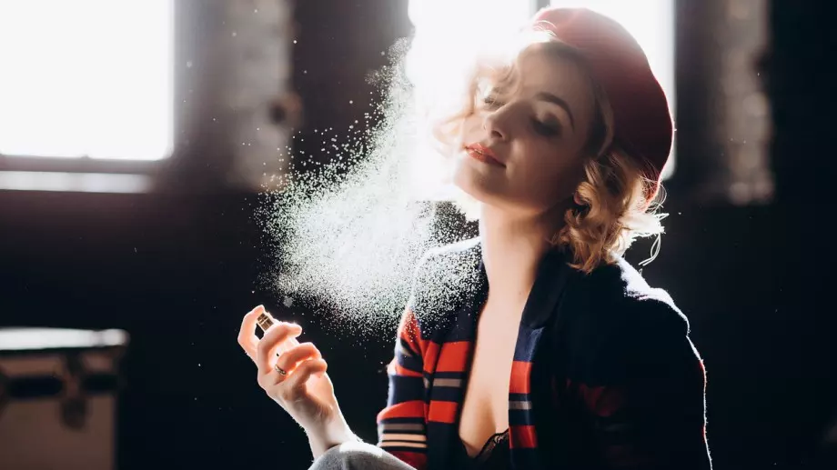 6 хитри парфюмни трика, с които ще вземете най-доброто от всеки аромат