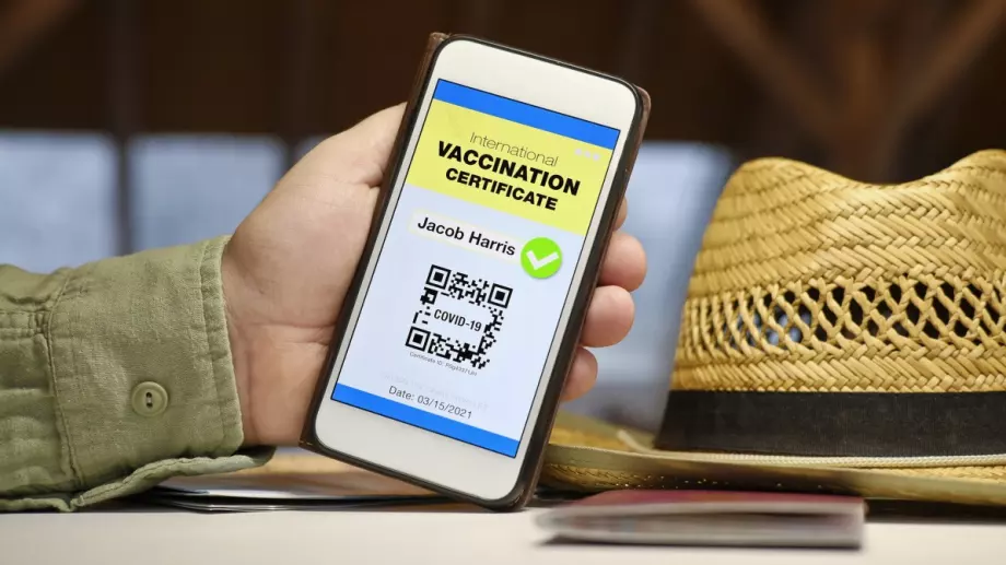 ЕС въвежда COVID-19 пропуски, за да спаси летния сезон