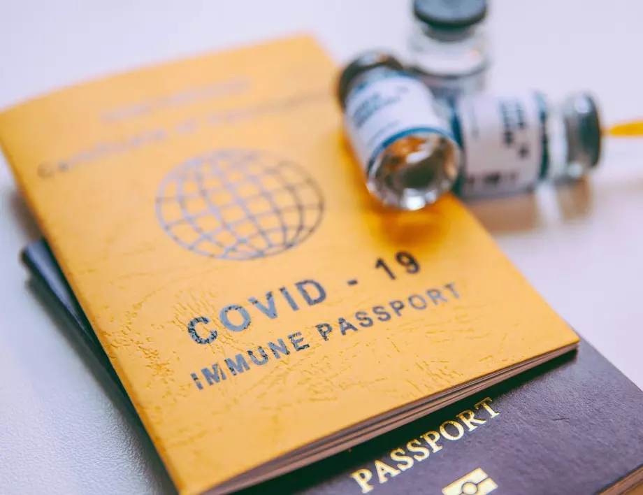 Кипър премахва изискването за излизане от дома със SMS и въвежда „коронапаспорти“