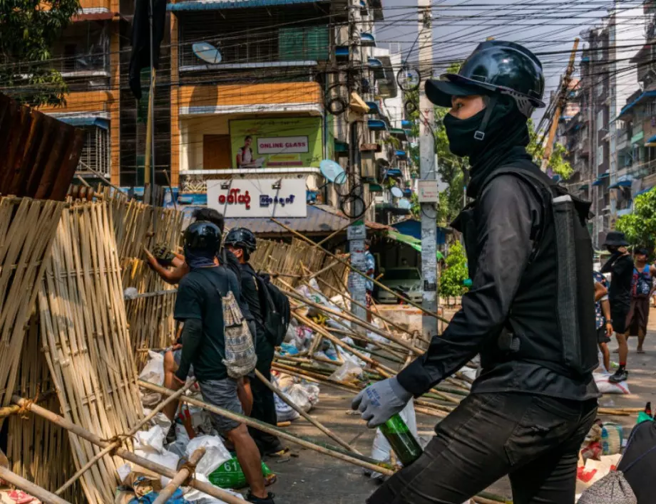 Военни в Мианмар газят протестиращи с камион (ВИДЕО)