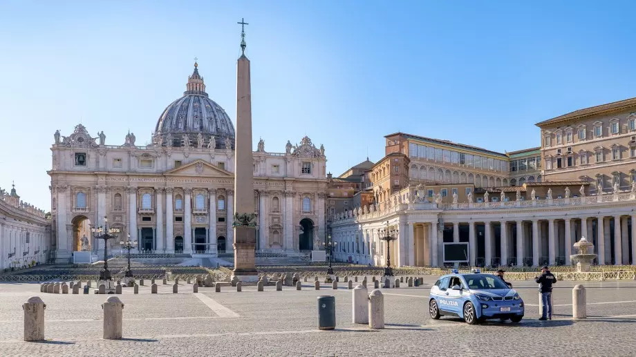 Виц за днес: Ватикана в наши дни, евреи чакат на входа