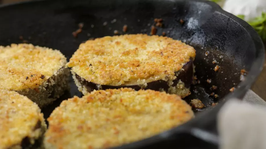 Паниран патладжан на фурна - тайната е в соса