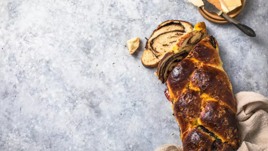 Козунак с шоколад, бадеми и канела