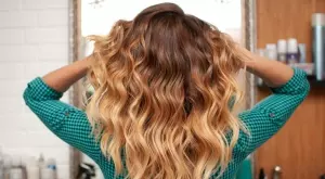 Как да накъдрите косата си с колан от халат (ВИДЕО)