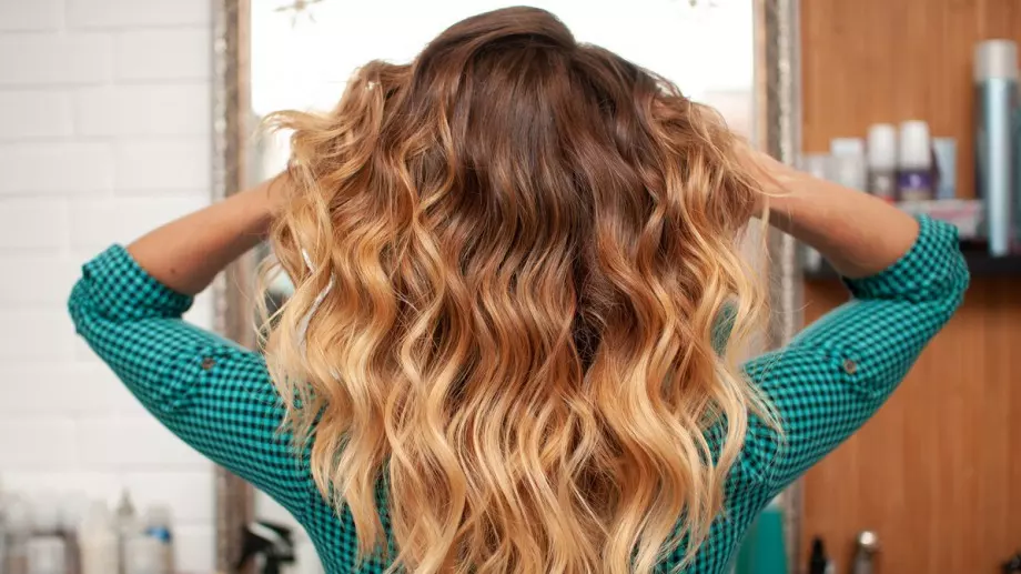 Хитър трик за перфектни къдрици с хавлиен колан (ВИДЕО)