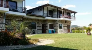 ЕК очаква  България да върне милиони евро за къщите за гости