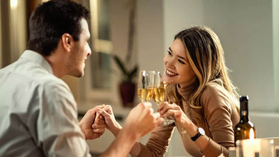 Женски виц за 21 октомври 2023: Жена се чуди къде ѝ се яде на вечеря