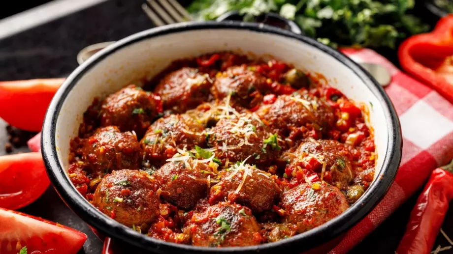 Кюфтенца в червен сос - няма такава вкусотия