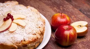 Бърз ароматен кекс с ядки и плодове