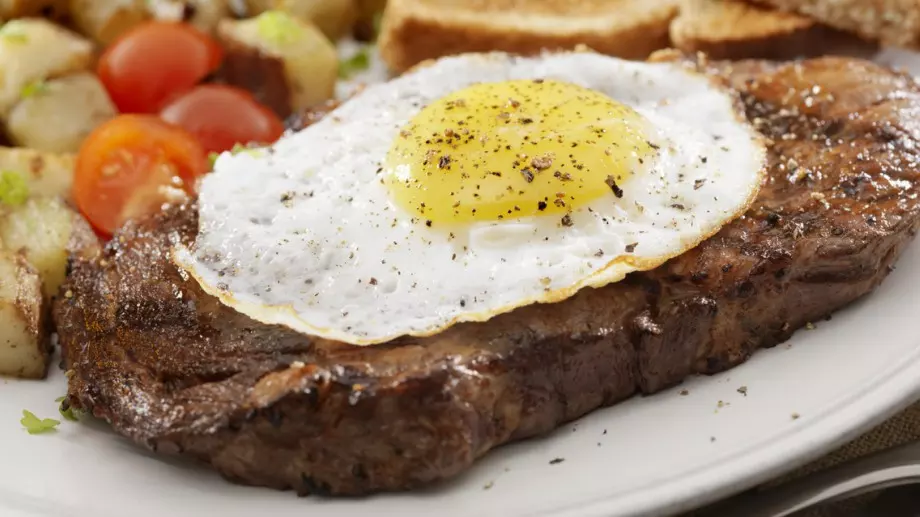 Свински пържоли с яйца на очи