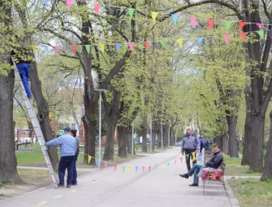 Цветни флагчета украсяват парк „Рова“ във Видин
