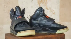 Продават кецове на Кание Уест за над 1 млн. долара