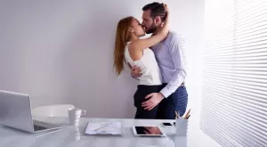 Тези зодии винаги въртят любов с колеги 