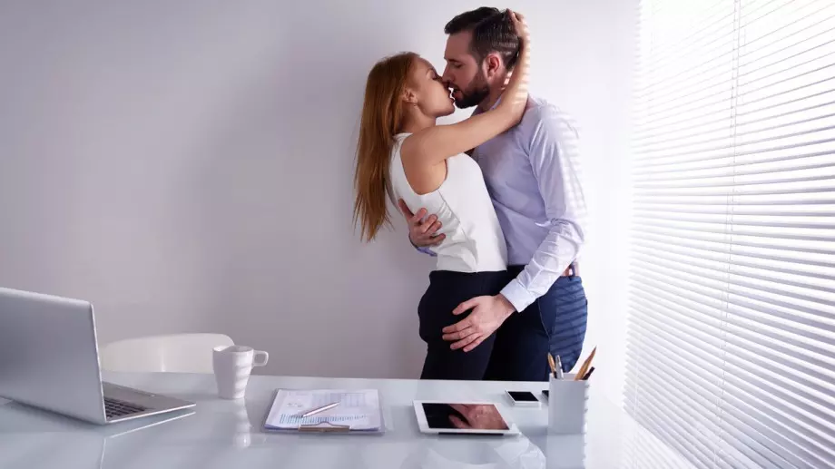 Тези зодии винаги въртят любов с колеги 