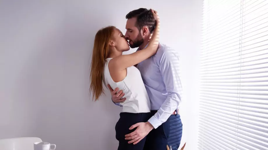 Женски виц за 8 декември 2023: Скъпи, кажи ми на уше...