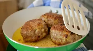 Всяка хитра домакиня слага това в каймата, за да са сочни и вкусни и кюфтетата