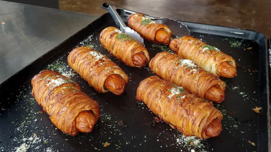 Мини кренвиршки с масло у дома