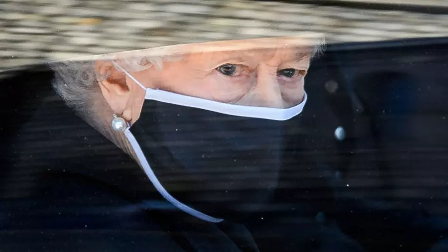 Кралският двор се е погрижил Елизабет II да не остава сама