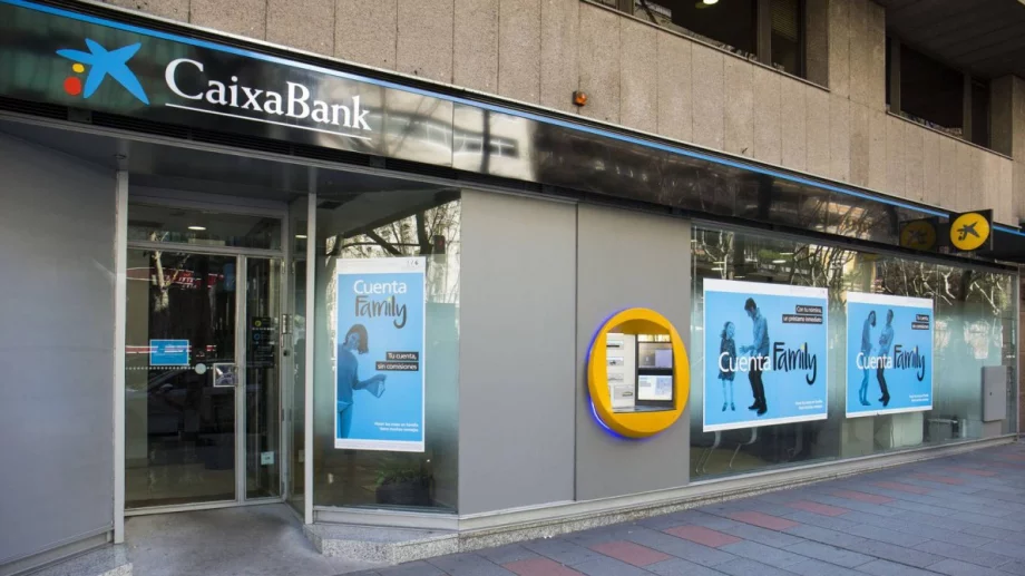 Испанската CaixaBank съкращава 8300 служители, закрива 1500 клона